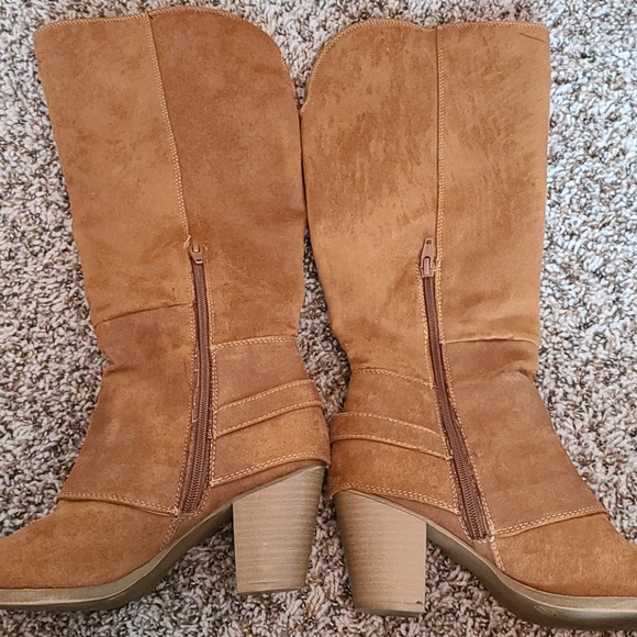 Knee high boots 👢 - Picture 2 of 4